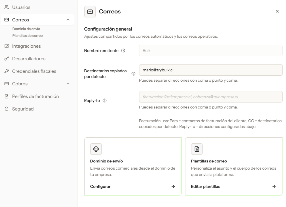 Configuración de correos con nombre remitente, destinatarios copiados, Reply-to, dominio de envío y plantillas de correo.