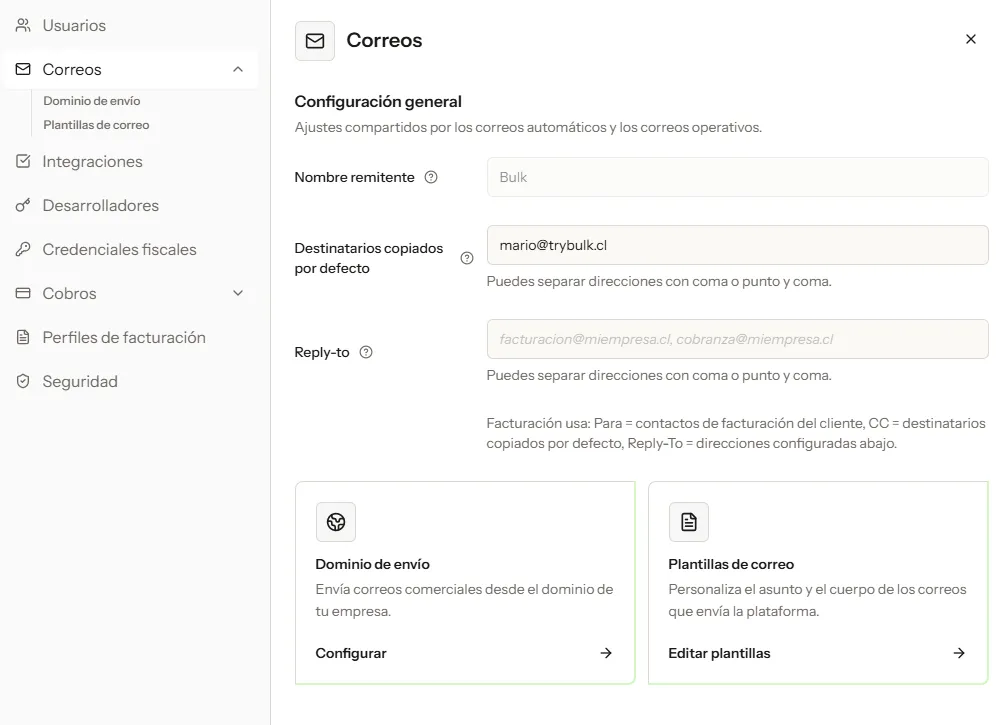 Configuración de correos con nombre remitente, destinatarios copiados, Reply-to, dominio de envío y plantillas de correo.